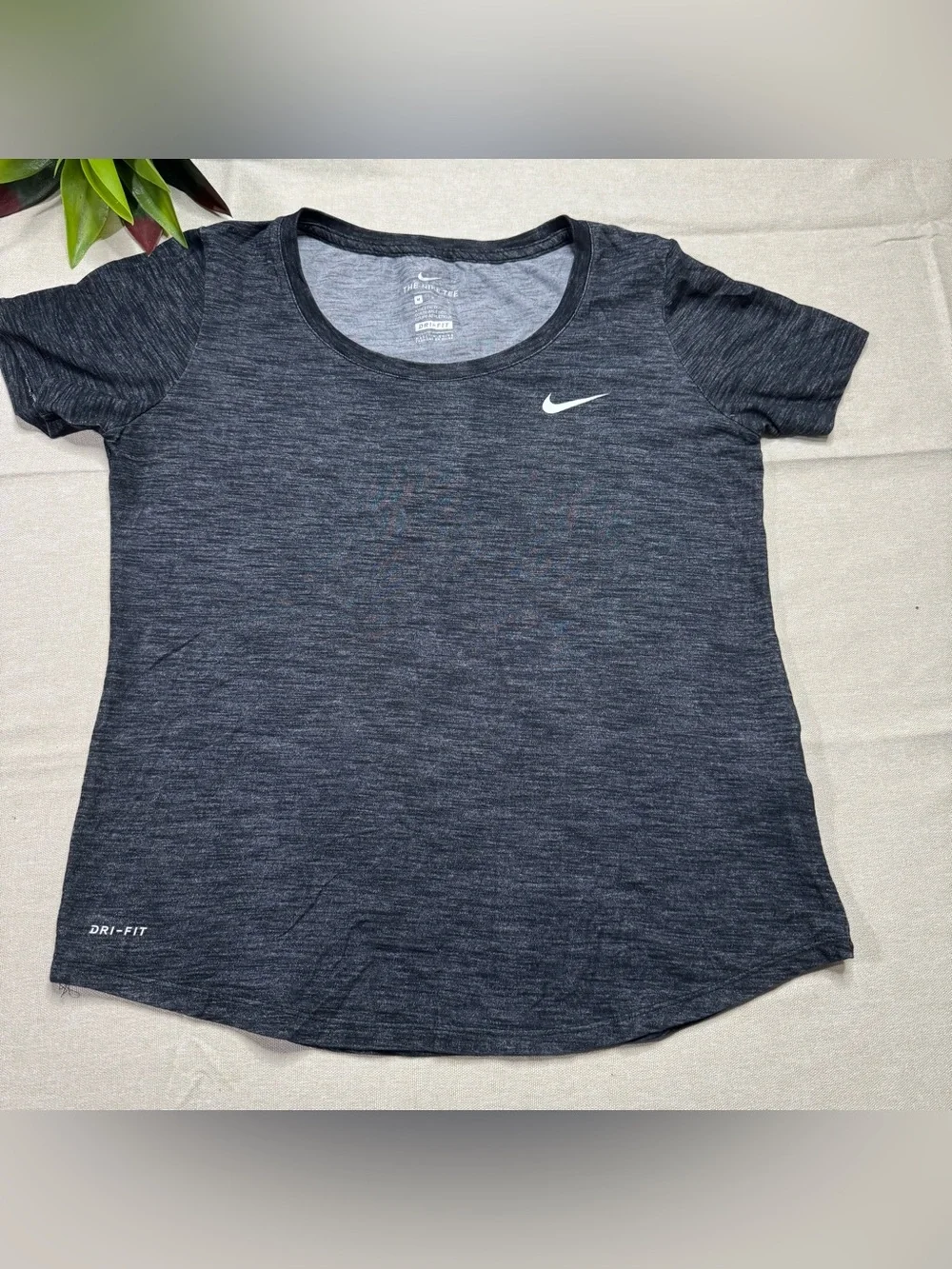 Nike The Nike Tee Dri-FIT Athletic Cut Women’s Medium Heather Gray